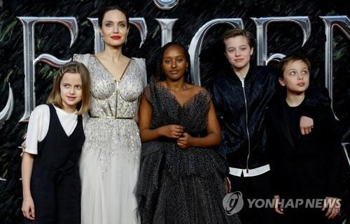 2019년 영화 시사회에 참석한 앤젤리나 졸리와 자녀들 [로이터 연합뉴스]